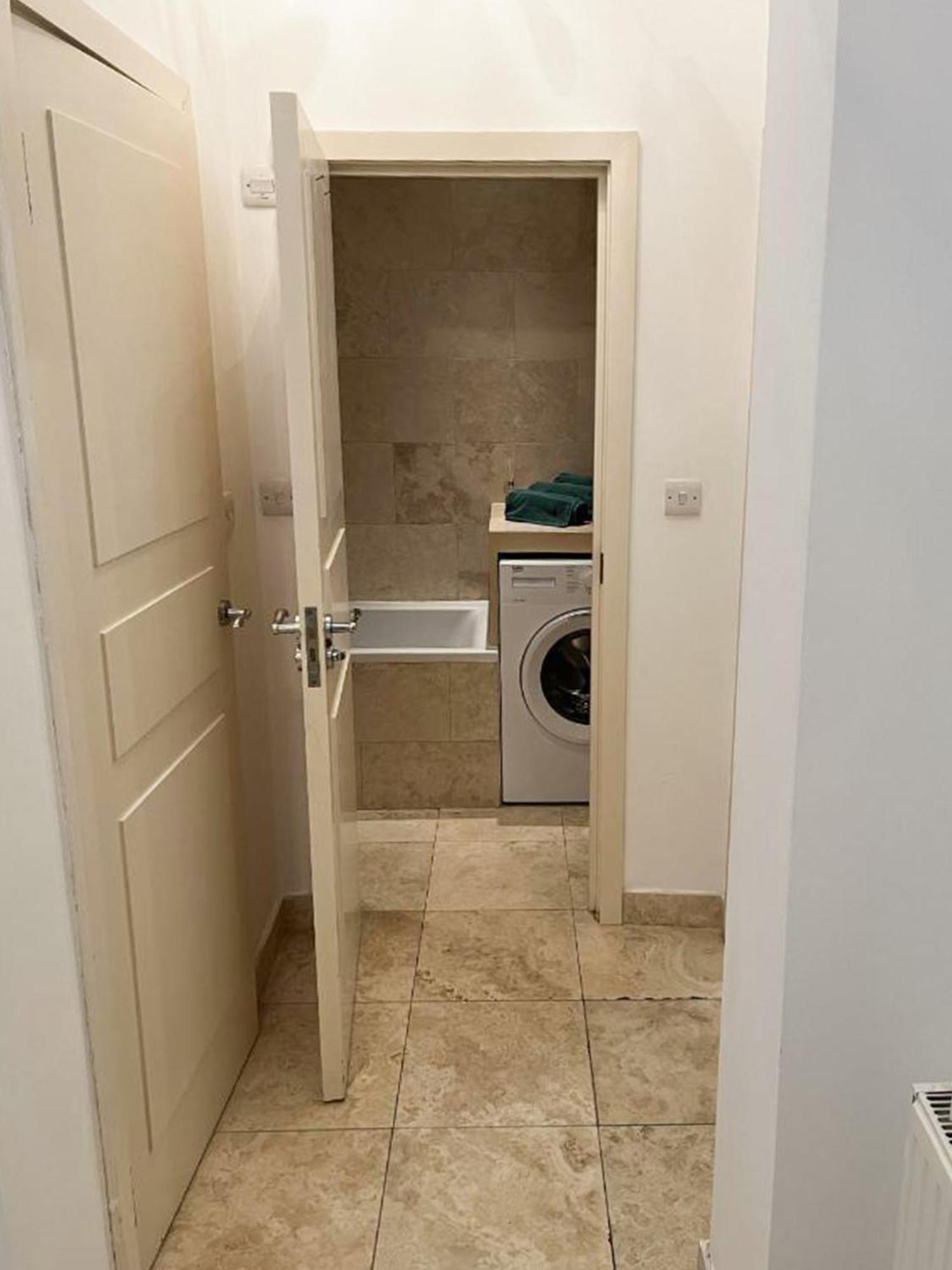 Apartment Moments From Hyde Park Londra Esterno foto